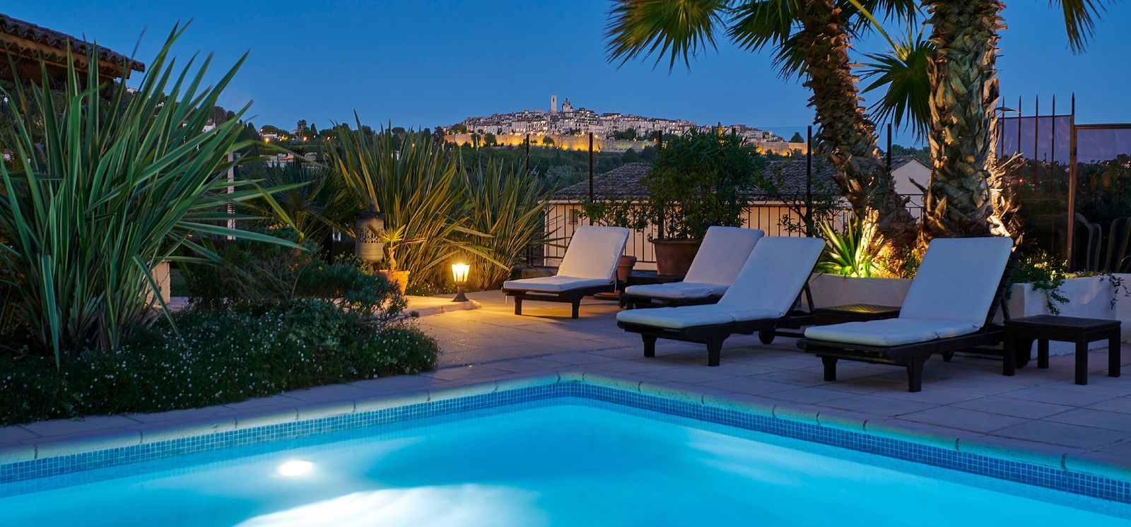 Relax during your break and enjoy the outdoor swimming pool and jacuzzi