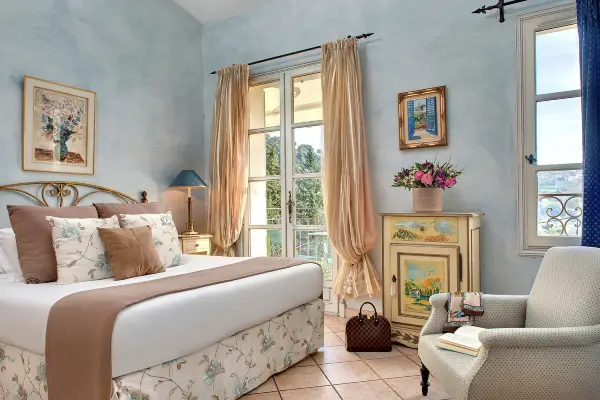 DAY ONE
Friday. Check in to our boutique hotel. This superbly refurbished 1