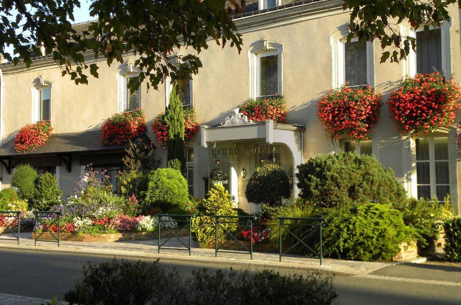 DAY ONE
THURSDAY: Check-in to the fabulous Grand Hotel de Solesmes, just a 50-mi