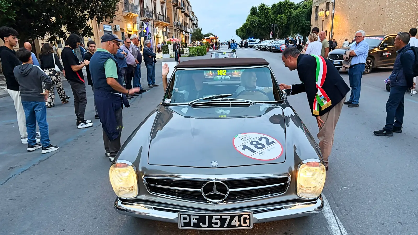 Time control, Sicilian style: the mayor greets every crew personally